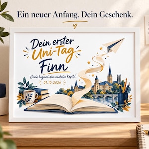 Könnte beinhalten: Ein gerahmter Druck mit dem deutschen Text 'Dein erster Uni-Tag Finn', 'Heute beginnt dein nächstes Kapitel' und '01.10.2026'. Die Illustration zeigt ein offenes Buch, ein Papierflugzeug, eine Stadtansicht und eine Kaffeetasse.