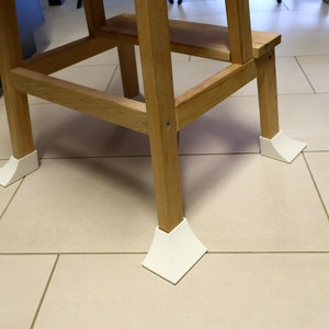 Könnte beinhalten: Ein Holztritt mit weißen Kunststoff-Eckenschutz an jedem Bein. Der Hocker ist aus hellbraunem Holz und hat eine einzige Stufe.