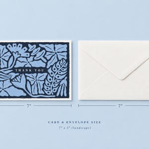 K&ouml;nnte beinhalten: Eine rechteckige Dankeskarte und ein wei&szlig;er Umschlag. Die Karte hat einen dunkelblauen Hintergrund mit hellblauen Blumenmustern und dem Text THANK YOU in der Mitte. Karte und Umschlag messen 17,78 cm mal 12,7 cm wie angegeben.