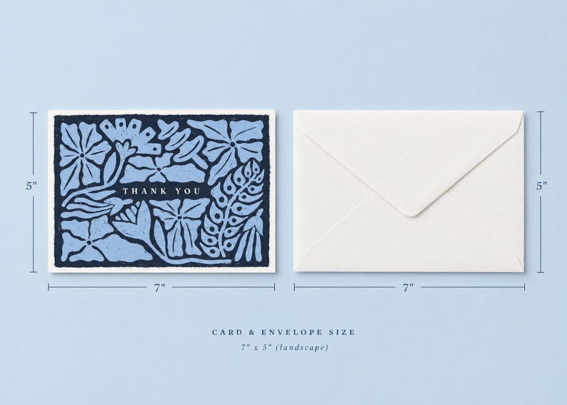 K&ouml;nnte beinhalten: Eine rechteckige Dankeskarte und ein wei&szlig;er Umschlag. Die Karte hat einen dunkelblauen Hintergrund mit hellblauen Blumenmustern und dem Text THANK YOU in der Mitte. Karte und Umschlag messen 17,78 cm mal 12,7 cm wie angegeben.