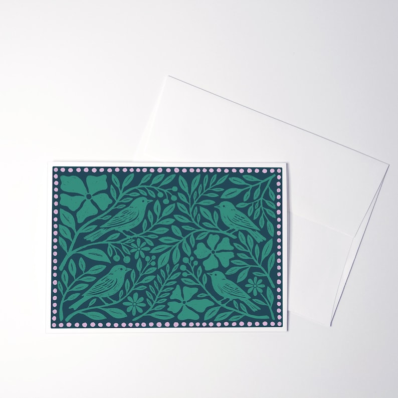 Puede incluir: Una tarjeta de felicitaci&oacute;n rectangular con un fondo verde azulado oscuro y un patr&oacute;n repetitivo de cuatro p&aacute;jaros posados entre hojas, tallos y flores verdes. El dise&ntilde;o est&aacute; rodeado por un borde de peque&ntilde;os puntos de color rosa claro.