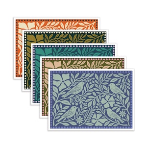 Puede incluir: Un juego de cinco tarjetas de felicitaci&oacute;n rectangulares con una ilustraci&oacute;n estilo grabado de p&aacute;jaros, flores y hojas. Cada tarjeta tiene un esquema de color distinto en naranja, verde oscuro, azul verdoso, oliva y azul con un borde punteado.