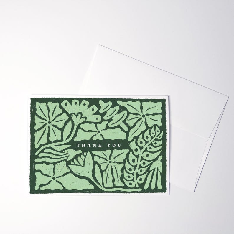 K&ouml;nnte beinhalten: Eine rechteckige Gru&szlig;karte mit einem dunkelgr&uuml;nen Rand und einem hellgr&uuml;nen Blumenmuster im Blockdruck-Stil. In der Mitte der Karte befindet sich der Text THANK YOU in einer wei&szlig;en Serifenschrift, umgeben von verschiedenen botanischen Illustrationen.