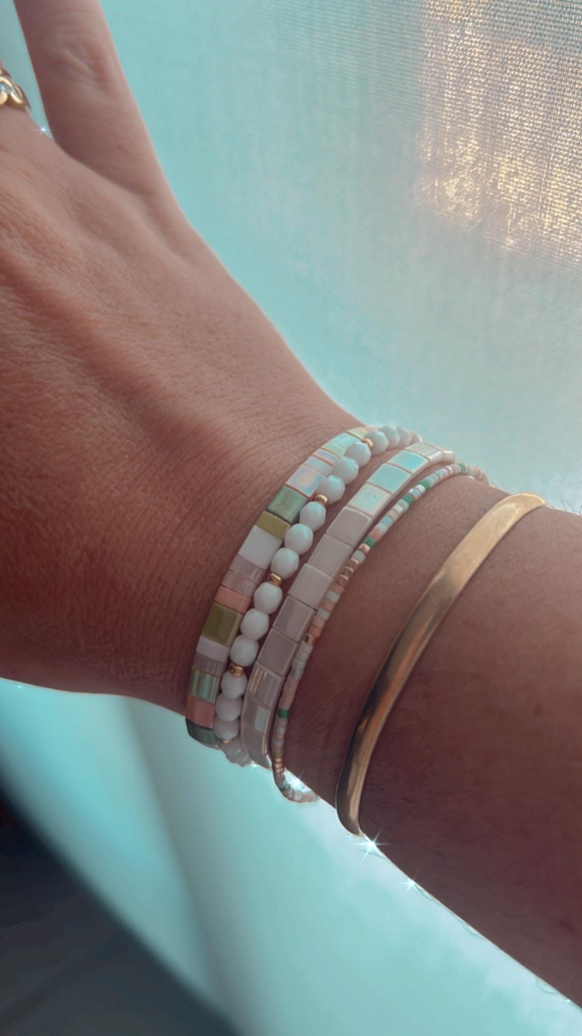 Set aus 4 bunten Miyuki Tila Glasperlen-Armbändern/Flache Perlen/Verstellbar durch Schiebeknoten/Schickes Hippie-Armband/Geschenkidee