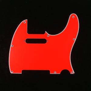 Könnte beinhalten: Hellrotes Gitarren-Schlagbrett mit weißem Rand, mit verschiedenen Schraubenlöchern und Aussparungen. Das Schlagbrett hat eine markante Form, die für ein bestimmtes Gitarrenmodell entworfen wurde. Der Hintergrund ist einfarbig schwarz.