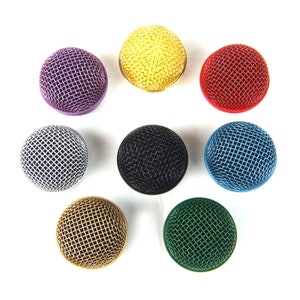 Könnte beinhalten: Neun runde Mikrofon-Popfilter in verschiedenen Farben, darunter lila, silber, schwarz, blau, gold, rot und gelb.