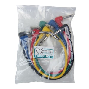 Puede incluir: Una bolsa de plástico transparente que contiene un juego de cables de conexión para guitarra multicolores. Los cables son rojos, amarillos, azules, verdes y negros, con conectores plateados. Una etiqueta blanca con el texto "GUITAR PARTS AND ACCESSORIES" y "mLaval.com" es visible.