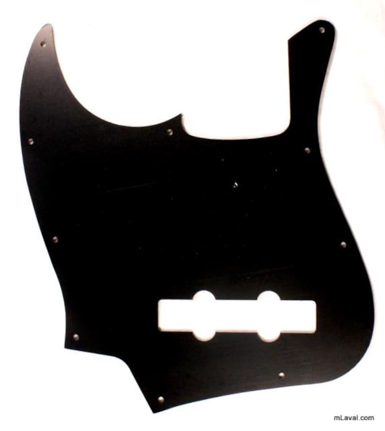 Puede incluir: Golpeador negro para bajo el&eacute;ctrico, con un recorte rectangular para la pastilla y varios agujeros para tornillos. El golpeador tiene un acabado liso y brillante y una forma distintiva.