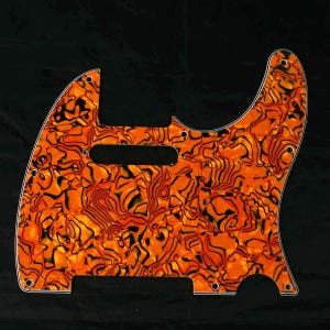 Könnte beinhalten: Ein orange-schwarz gemustertes Gitarren-Schlagbrett mit glänzendem Finish. Das Schlagbrett hat ein einzigartiges, wirbelndes Design und ist mit Löchern zur Montage vorgebohrt. Die Form ist für eine Gitarre im Telecaster-Stil konzipiert.