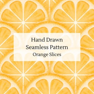 Op de afbeelding: Een naadloos patroon met handgetekende sinaasappelschijfjes in gele en oranje tinten. Het ontwerp toont een herhalend patroon van citrusfruitsegmenten met witte sterrenmiddens. De tekst "Hand Drawn Seamless Pattern Orange Slices" is over de afbeelding geplaatst.