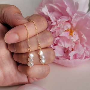 Delicati orecchini a catena di perle, orecchini a infilare con perle barocche d'acqua dolce, piccoli orecchini di perle semplici, pendenti con infilare di perle riempite d'oro 14K