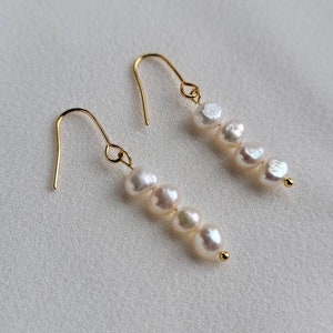 Brincos delicados de pérola barroca: prata esterlina com acabamento em ouro 14K