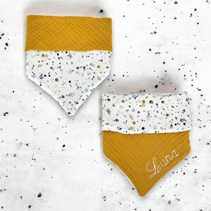 Könnte beinhalten: Ein Set aus drei Keramikbechern mit gesprenkelter, matter Oberfläche. Die Becher sind in Creme-, Hellgrau- und Dunkelgrautönen gehalten. Jeder Becher hat ein schlichtes, minimalistisches Design.