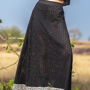 Sushira Rock, Boho Schwarzer langer Rock für Frauen, aufwendiger Blockprint, Baumwoll-Maxirock, ethnisches Design, schwarzer Rock