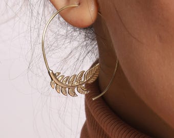 Pendientes colgantes tribales de hoja de latón hechos a mano, joyería bohemia para festivales.