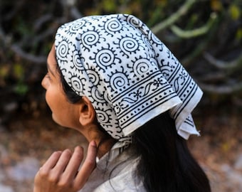 Pañuelo de algodón con estampado de bloques Presh: pañuelo para la cabeza estilo boho, turbante para festivales, accesorio hippie unisex.