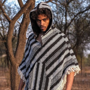 Nepalese poncho, handgeweven poncho met capuchon voor heren met etnische tribale patronen – warme en stijlvolle cape van wolmix, kangoeroezak