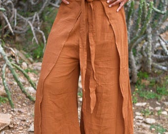 Pantalones palazzo estilo boho, color marrón terracota, cintura ajustable con lazo, ideales para festivales.