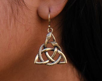 Kolczyki wiszące Triquetra Serpent: antyczna złota biżuteria z celtyckim węzłem