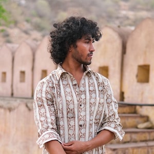 Divija Shirt, Handblock bedrucktes Langarm-Baumwollhemd für Männer - Braune Paisley-Streifen Indian Ethnic Kurta Top - Boho-Shirt