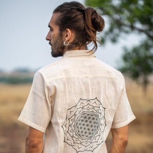 Camisa Yantra, camisa de algodón khadi hecha a mano para hombre, camisa de verano de manga corta con botones, ropa bohemia ecológica.