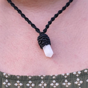 Bleistift Halskette, handgemachte Makramee Halskette mit weißer Quarz Kristallspitze, Boho spiritueller Schmuck für Frauen, Heilung Anhänger