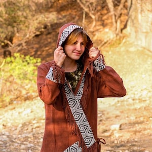 Manto Místico de Algodão | Jaqueta Branca com Franjas | Casaco Cerimonial de Inverno | Casaco Boho Fluido | O Manto Místico