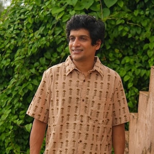 Men&#39;s Beige Cotton Shirt: Tribal Print Short Sleeve Button-Up
