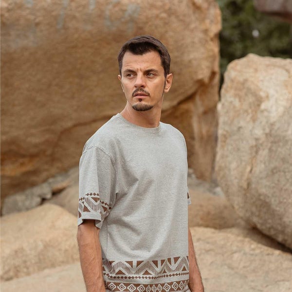 Boho herr-T-shirt: Geometriskt tryck, avslappnad passform, hållbar bomull