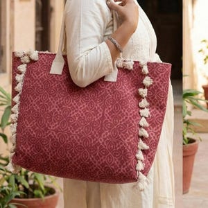 Puede incluir: Una taza de cerámica blanca con un asa negra y el texto "But First, Coffee" en negrita negra. La taza se encuentra sobre un fondo neutro, resaltando su diseño sencillo.