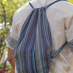 Borsa con coulisse in cotone a righe: stile hippie intrecciato a mano
