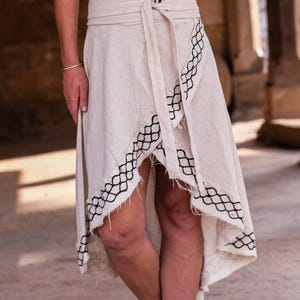 Wikkelrok Aksha, katoenen wikkelrok met handblocking en print, geometrische rand – Boho-festivalrok in natuurlijk beige voor dames