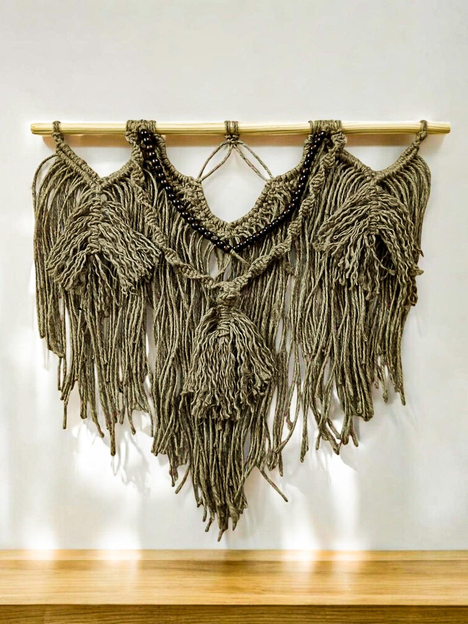 Suspension Murale Faite Main en Macramé Écru et Vert Kaki