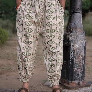 Katoenen harembroek voor dames en heren | Olijfgroene broek met geometrische print | Boho broek met verlaagd kruis | Elastische tailleband bij de enkels | Handgemaakt in Jaipur