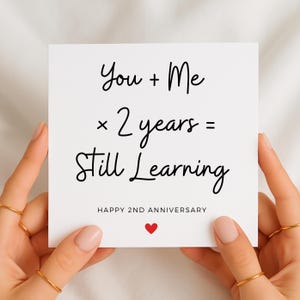 Tú + Yo × 2 años = Todavía aprendiendo, Tarjeta de aniversario de algodón, Tarjeta de segundo aniversario para esposo o esposa, Tarjeta de boda de dos años