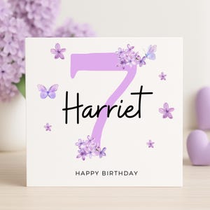 Tarjeta de séptimo cumpleaños para niña, personalizada con nombre y flores lilas, diseño de mariposa morada, adorable tarjeta para niña de 7 años.