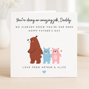Vatertagskarte von Kindern, Daddy du bist unser Held, niedliches Bärenfamiliendesign, Karte von zwei Kindern, Vatertagskarte mit benutzerdefiniertem Namen