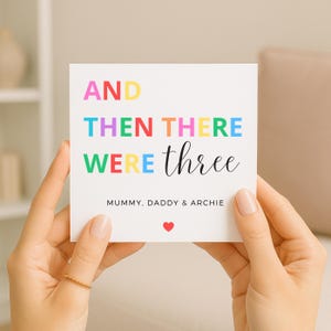 Tarjeta "Y luego quedaron 3", tarjeta de anuncio de nacimiento, revelación del primer bebé, tarjeta personalizada para futuros padres, linda tarjeta de familia de tres