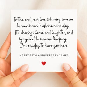 Karte zum 27. Jahrestag – Real Love Is Coming Home After A Hard Day | "Personalisierte romantische Karte für Ehemann, ""Frau oder Partner""."
