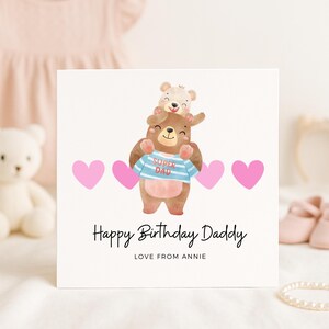 Cartão de aniversário para o papai, da filha, design de urso superpai com corações rosa, cartão personalizado fofo, menina pequena para seu pai