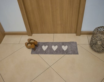 Kleine waschbare graue Fußmatte mit weißen Herzen 75 x 25 cm