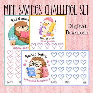 Può includere: Un set di sfide di risparmio Mini Savings Challenge Set in download digitale con tre carte illustrate. Una carta mostra una lontra che legge con il testo Read more, know more. Un'altra mostra un'anatra con una matita e il testo New chapter, new goals. La terza mostra un riccio con un taccuino e il testo Smart today, successful tomorrow. Ogni carta include file di cuori per tracciare i progressi del risparmio.