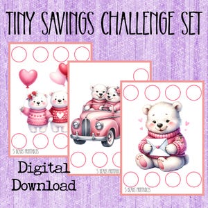 Puede incluir: Un conjunto de descarga digital titulado "Tiny Savings Challenge Set" con tres páginas imprimibles con ilustraciones de osos. Las páginas tienen bordes rosas y círculos para rastrear los ahorros. Los osos llevan suéteres y están en un coche.