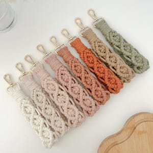 Llavero de macramé hecho a mano con diamantes bohemios. Accesorio bohemio elegante y funcional. Perfecto para regalar.