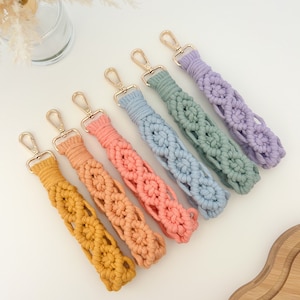 Llavero de macramé hecho a mano con diamantes de colores, accesorio bohemio elegante y funcional, perfecto para regalar