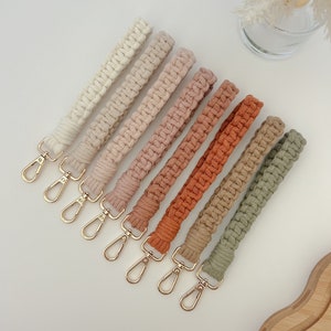Llavero de pulsera de macramé hecho a mano con forma cuadrada bohemia, accesorio bohemio elegante y funcional, perfecto para regalar