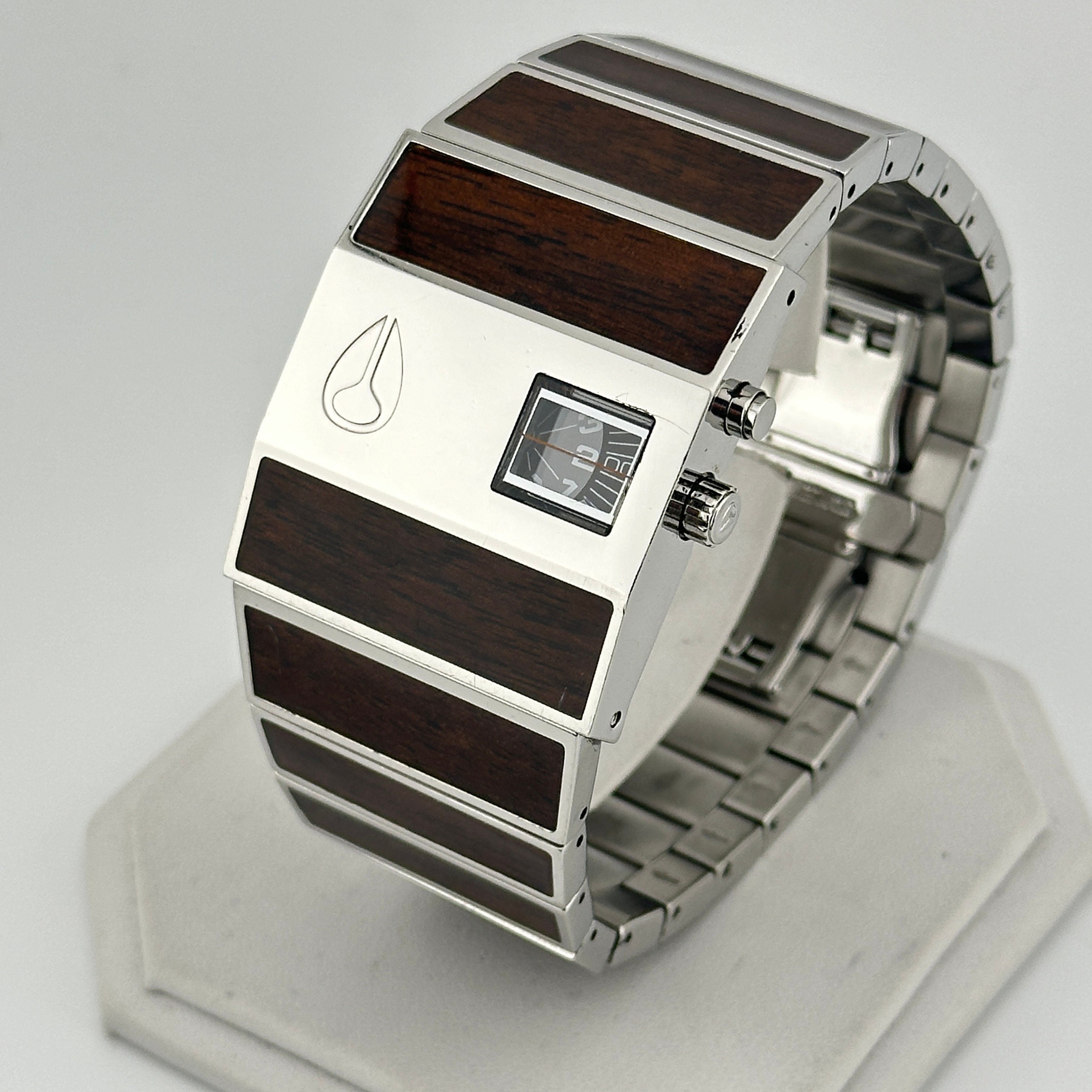 Nixon rotolog shop dark wood