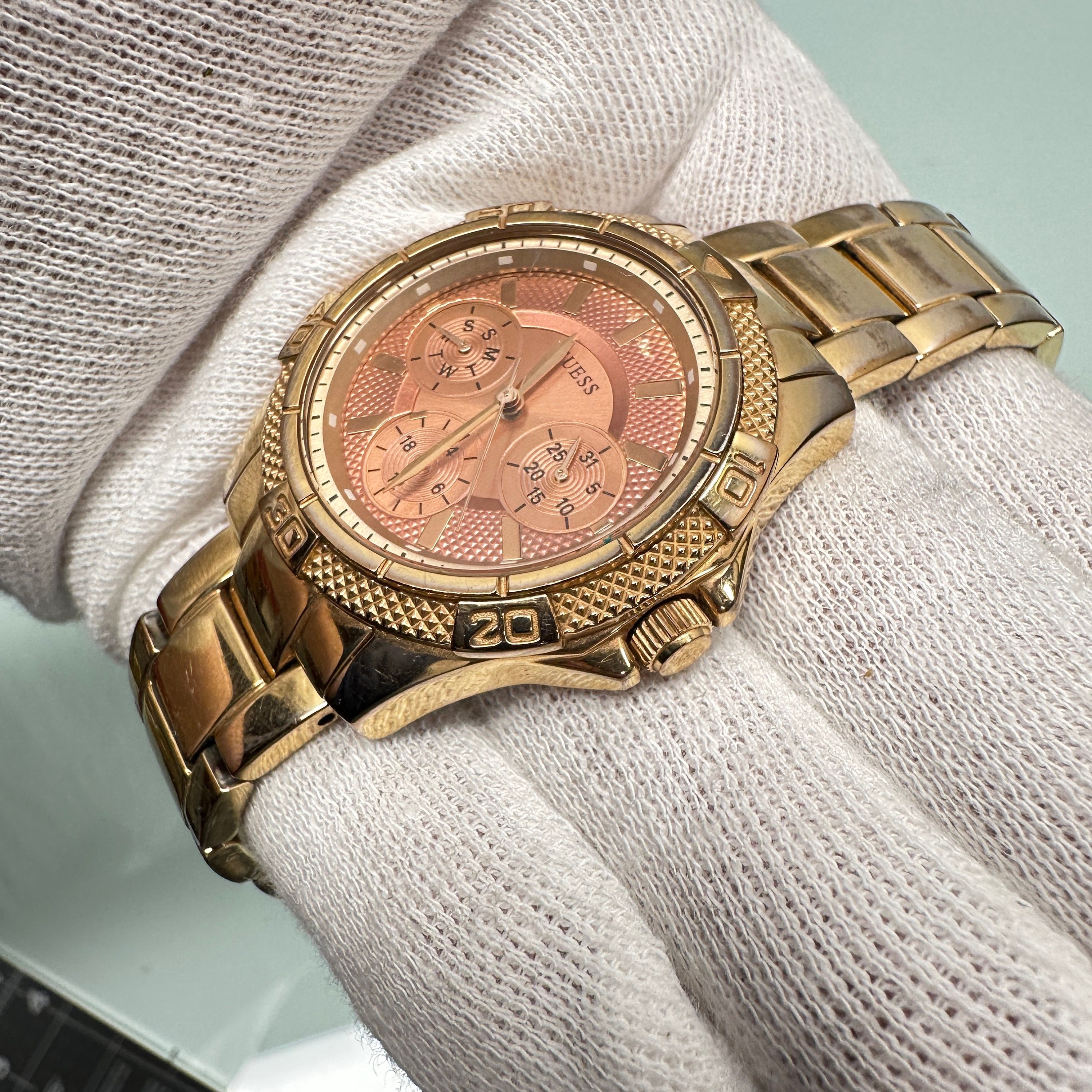 Guess “mini Phantom” Rose Gold Stainless Steel Case  display picture 3