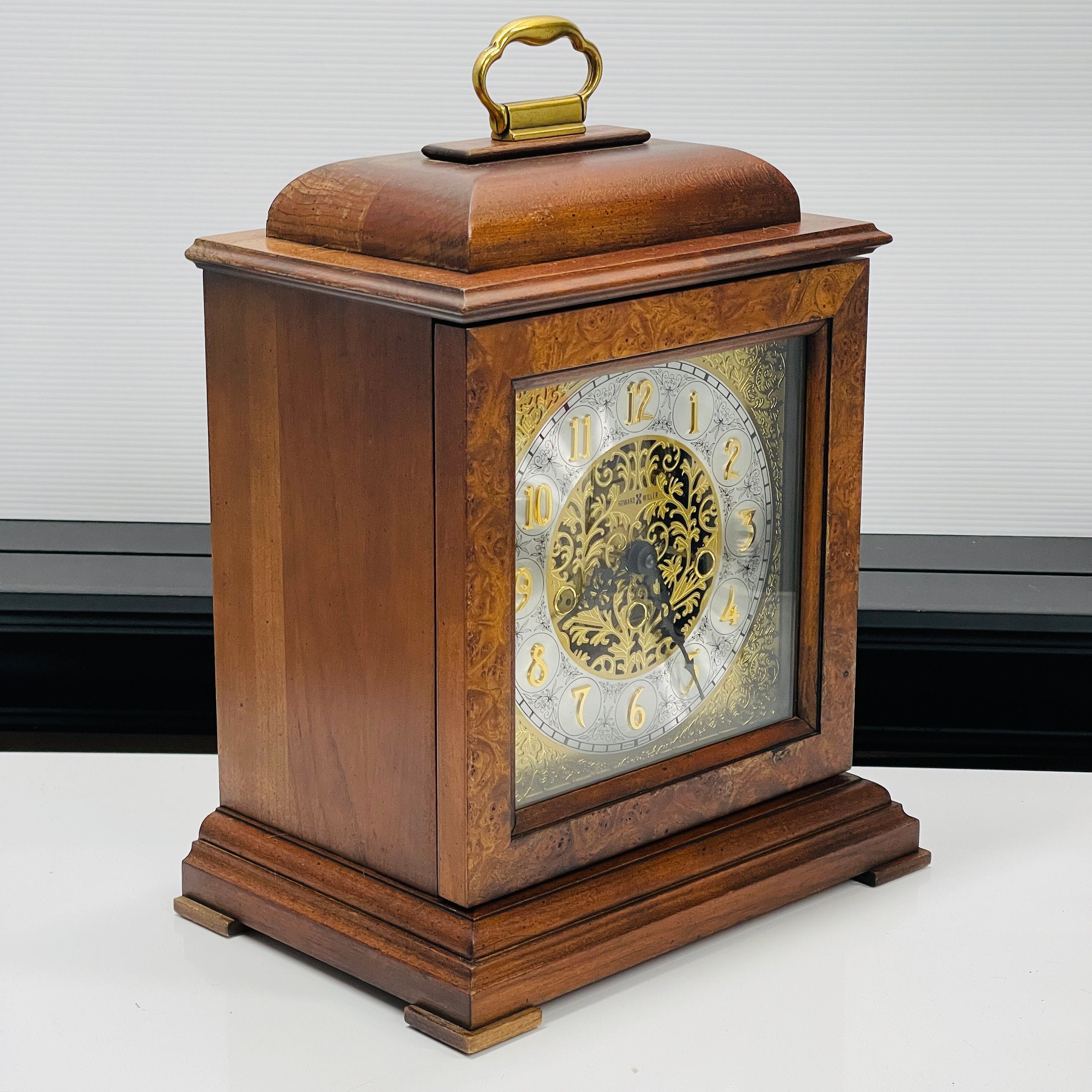 安全 HAPPYセレクトショップHoward Miller Medford Mantel Clock 612-481 Windsor Cherry  Finish, Classic English Bracket, Brass-Finish Handle, Quartz Dual-Chime  Movement