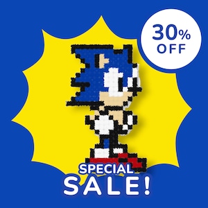 Puede incluir: Un personaje pixelado de Sonic the Hedgehog azul y blanco con zapatos rojos. La imagen tiene un fondo amarillo con un bocadillo blanco que dice "30% OFF" y una pancarta blanca que dice "SPECIAL SALE!"